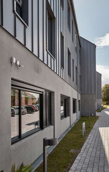 Ein mit Stahl verkleidetes und geschütztes Demenzpflegeheim, DemensCentrum Aarhus – Skovvang, Skovvangsvej 97–99, 8200 Aarhus, Dänemark